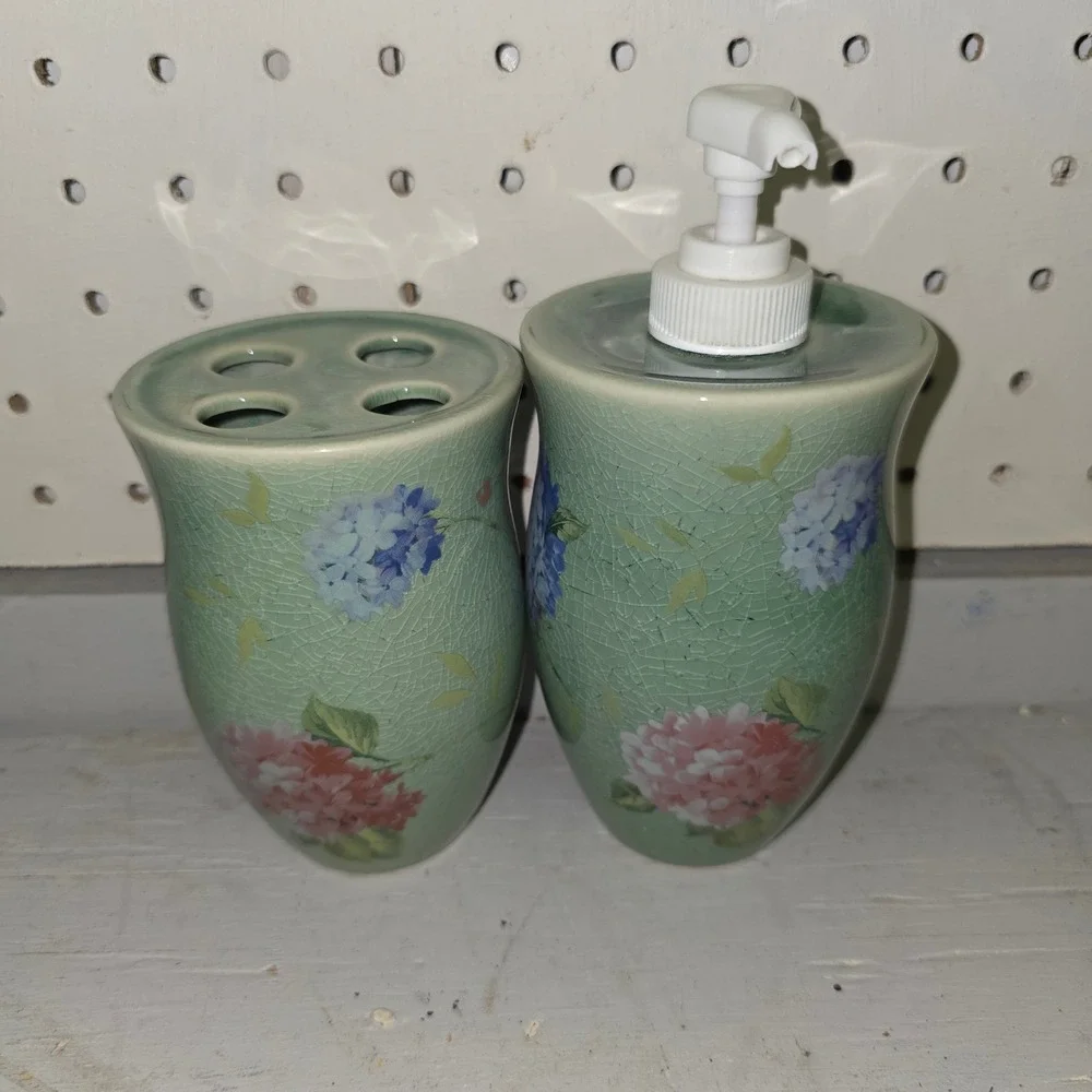 Vintage Style Ceramic Hydrangea Soap Dispenser Toothbrush Holder Set Green 2pc